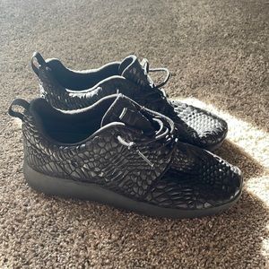 Nike Roshe One Triple Black- crocodile material HARDLY WORN!